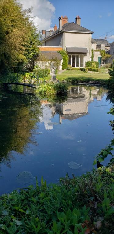 MerにあるGite du parcの家の前の池の横に座る家