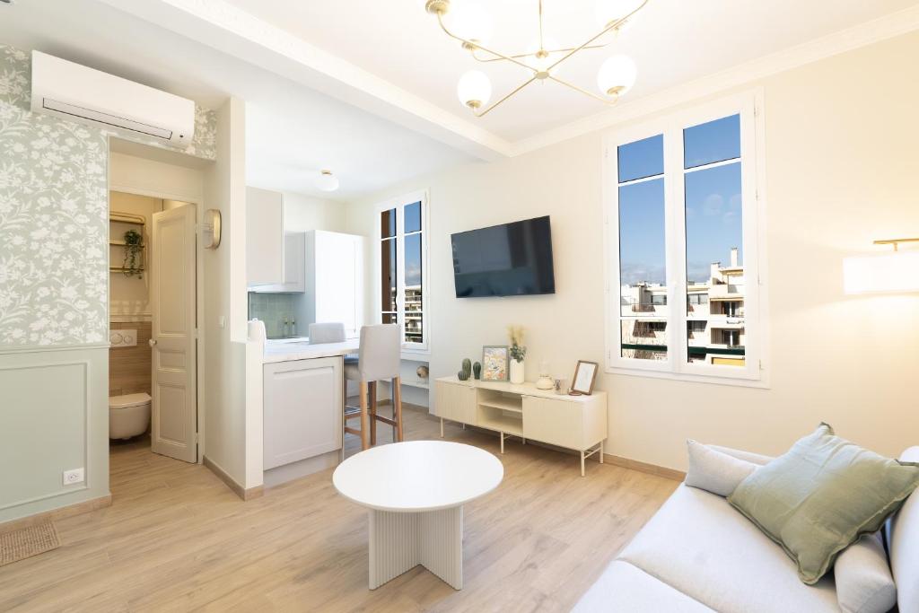 un salon avec un canapé et une table dans l'établissement Le Soleil, à Antibes