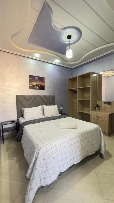 Postel nebo postele na pokoji v ubytování khouribga