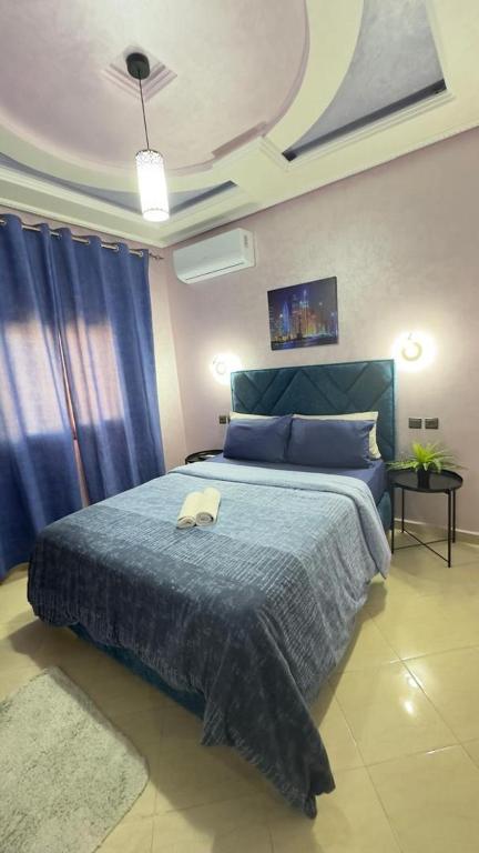 Postel nebo postele na pokoji v ubytování khouribga