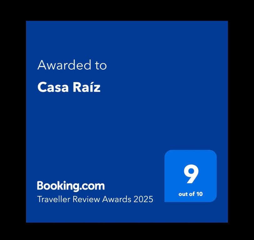Et logo, certifikat, skilt eller en pris der bliver vist frem på Casa Raíz para 4 personas frente al río
