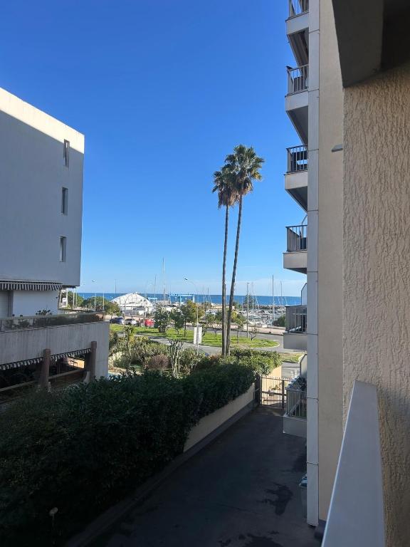 une vue sur l'océan depuis le balcon d'un immeuble dans l'établissement Studio - Menton vue mer, à Menton