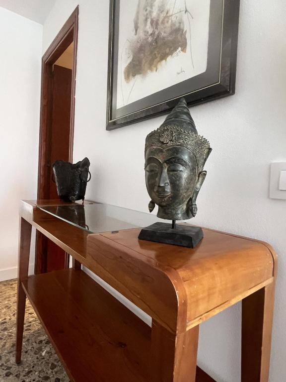 a table with a bust of a head on it at Zen mar; Confort & Relax centro Calafell in Calafell