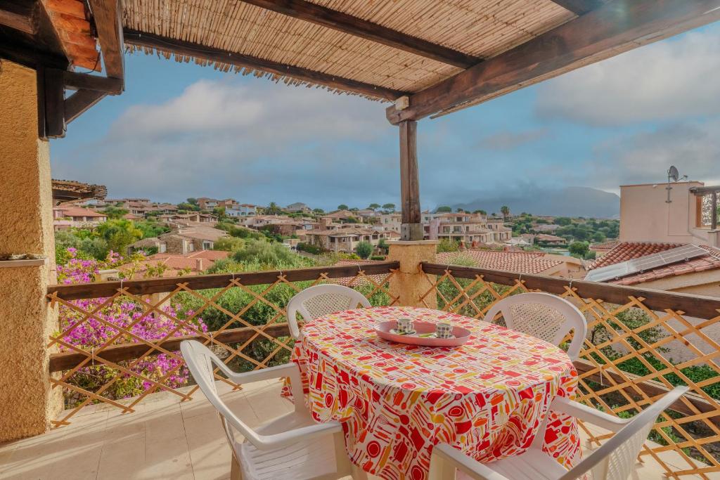 Casa TamponiBurricheddu 1的阳台上的桌子和椅子，可以欣赏美景