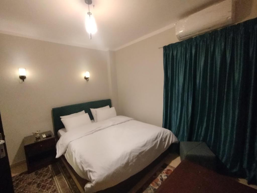 Postel nebo postele na pokoji v ubytování Pyramids Way Inn