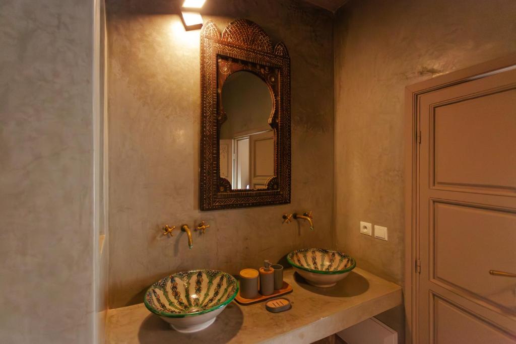 une salle de bains avec un lavabo et un miroir dans l'établissement Riad 117, à Marrakech