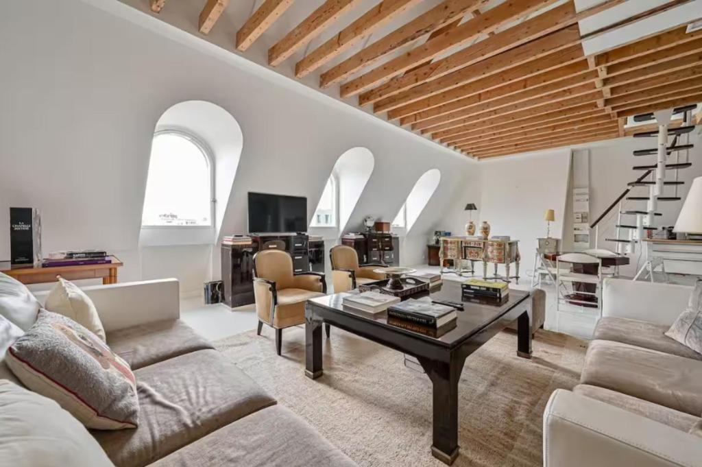 un salon avec un canapé et une table dans l'établissement Rooftop Victor Hugo, à Paris