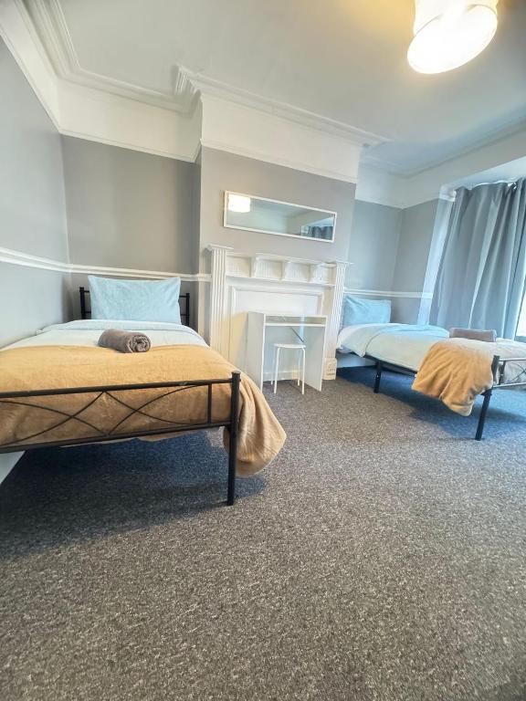 Postel nebo postele na pokoji v ubytování Shirley House 6, Guest House, Self Catering, Self Check in with smart locks, use of Fully Equipped Kitchen, close to City Centre, Ideal for Longer Stays, Excellent Transport Links