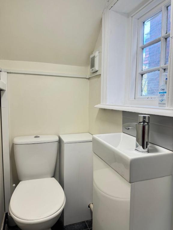 Fotografie z fotogalerie ubytování Shirley House 6, Guest House, Self Catering, Self Check in with smart locks, use of Fully Equipped Kitchen, close to City Centre, Ideal for Longer Stays, Excellent Transport Links v destinaci Southampton