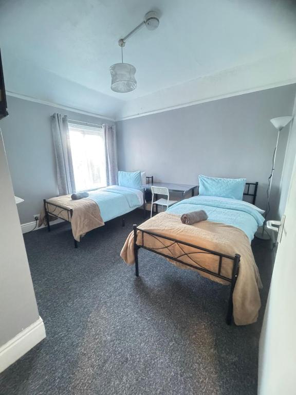 Postel nebo postele na pokoji v ubytování Shirley House 6, Guest House, Self Catering, Self Check in with smart locks, use of Fully Equipped Kitchen, close to City Centre, Ideal for Longer Stays, Excellent Transport Links