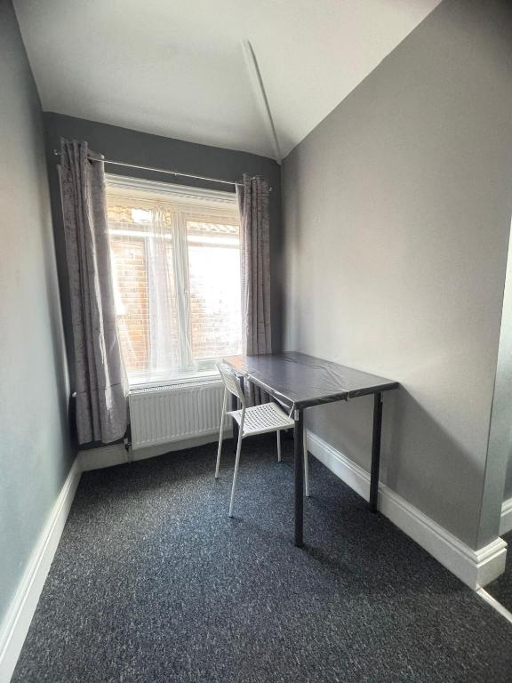 Fotografie z fotogalerie ubytování Shirley House 6, Guest House, Self Catering, Self Check in with smart locks, use of Fully Equipped Kitchen, close to City Centre, Ideal for Longer Stays, Excellent Transport Links v destinaci Southampton