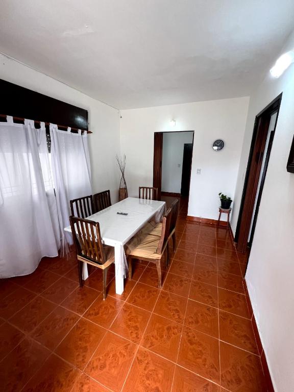 ein Esszimmer mit einem weißen Tisch und Stühlen in der Unterkunft Maraja318X in Mar de Ajó