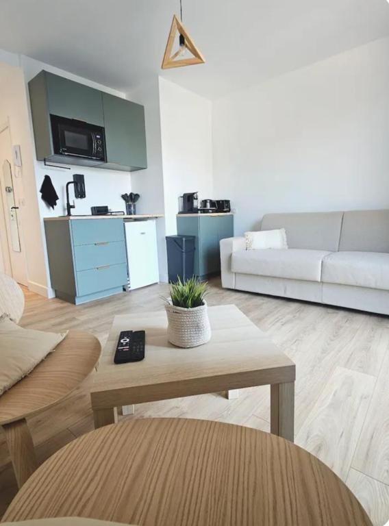 un salon avec un canapé et une table dans l'établissement Studio Saint-Laurent-Du-Var bord de mer, à Saint-Laurent-du-Var