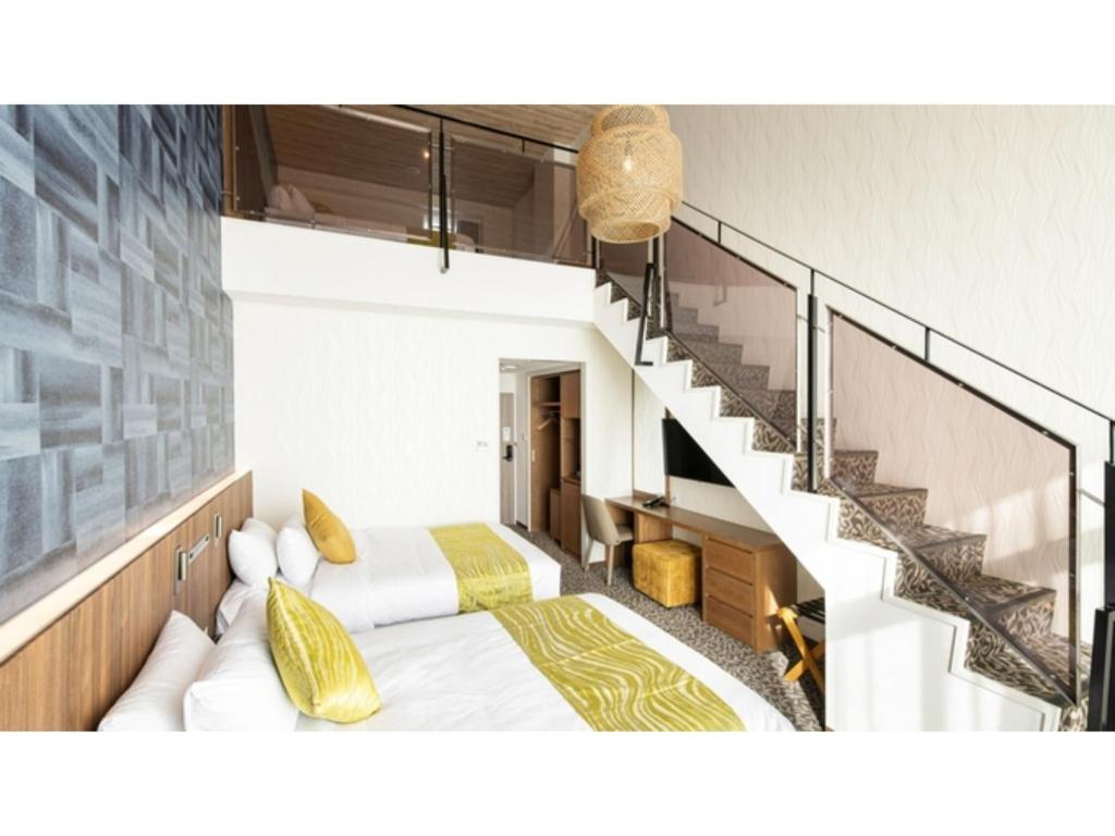 TōganeUE GARDEN RESORT - Vacation STAY 38237v的带床和楼梯的房间