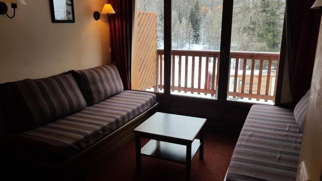 un salon avec un canapé et une table basse dans l'établissement Résidence L'Albane - maeva Home - Appartement 2 pièces 4 personnes - Confort MAE-2791, à Vars