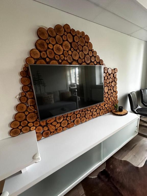 Televízia a/alebo spoločenská miestnosť v ubytovaní WE Apartment - close to the center & city view, Self check-in 24h
