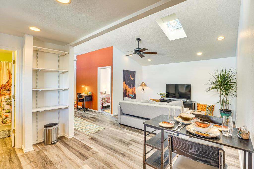 una sala de estar con una mesa y un sofá en 5 Mi to U of A Campus Mtn-View Tucson Pad!, en Tucson