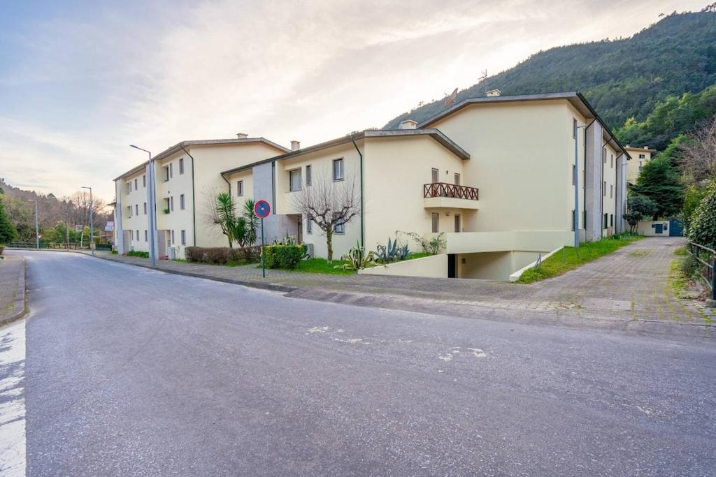an empty street with buildings on the side of the road at Tulipa do Gêres in Geres