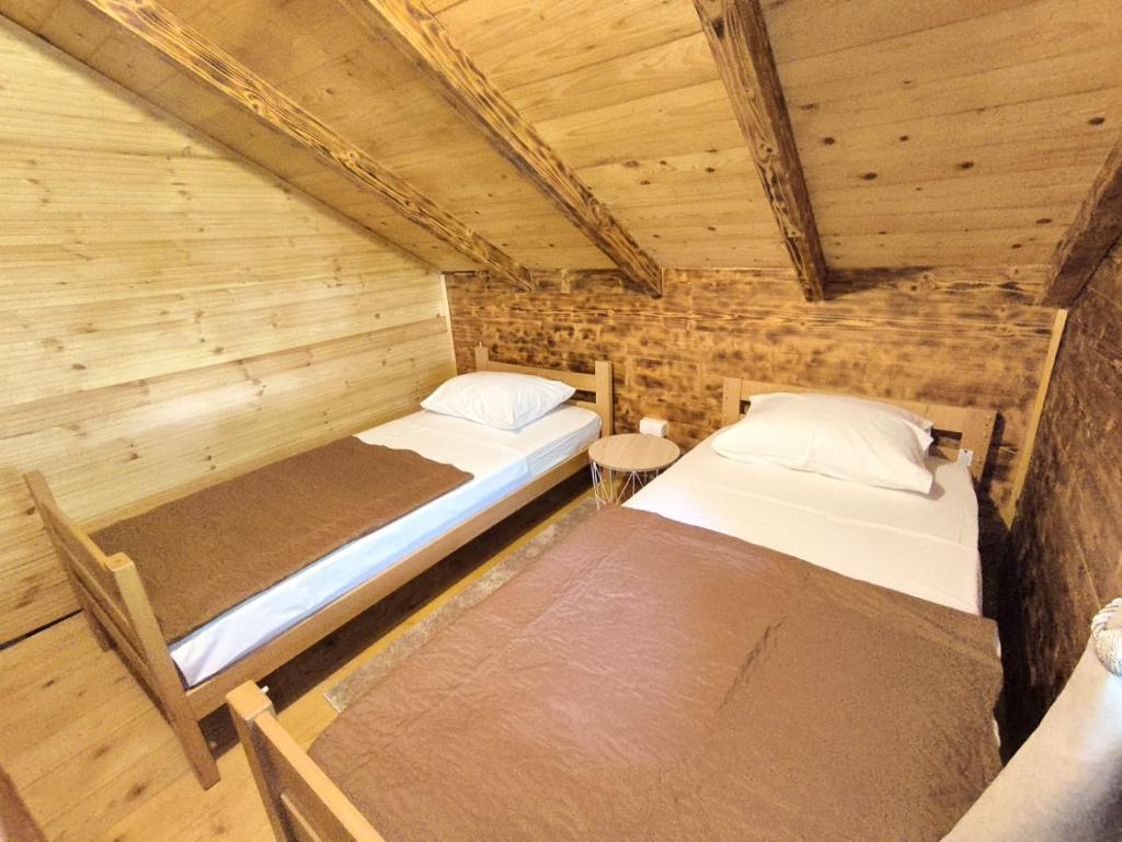 Postel nebo postele na pokoji v ubytování Wooden Lakeside Cottage