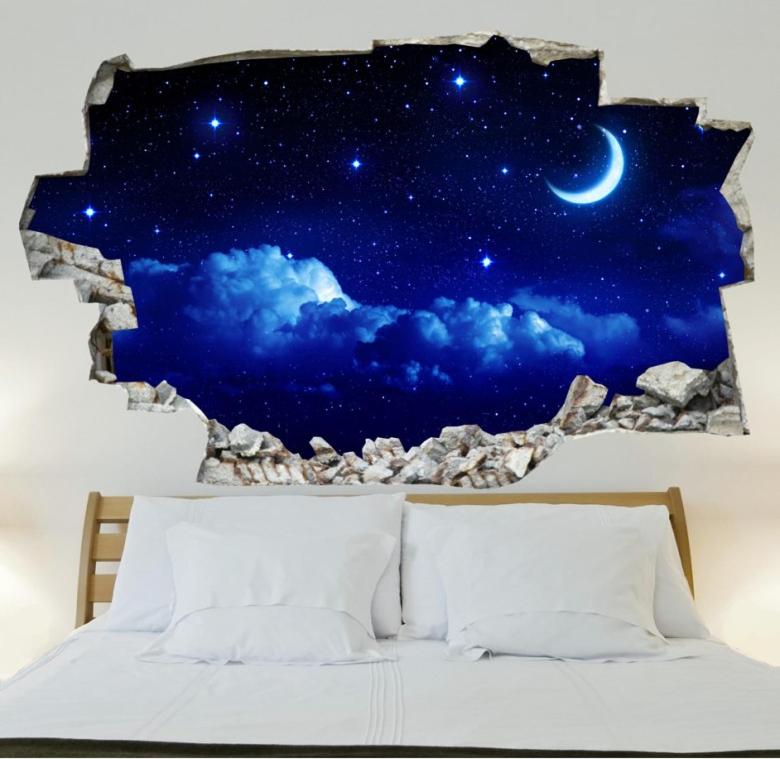 - une chambre avec une fresque murale représentant une lune et des étoiles dans l'établissement Tourist House Bologna - Self check-in, à Bologne