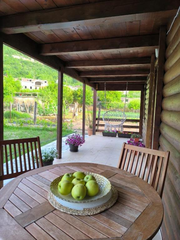 Fotografie z fotogalerie ubytování Wooden Lakeside Cottage v destinaci Virpazar
