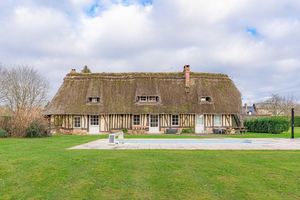 une maison ancienne avec un toit de chaume sur un champ dans l'établissement Pleasant country house - 4BD 8P - Normandy, à Saint-Éloi-de-Fourques