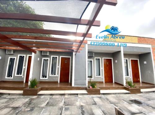 a building with a sign in front of it at Pousada Recanto Beach House-CaboFrio-Unamar-condominio Florestinha in Cabo Frio