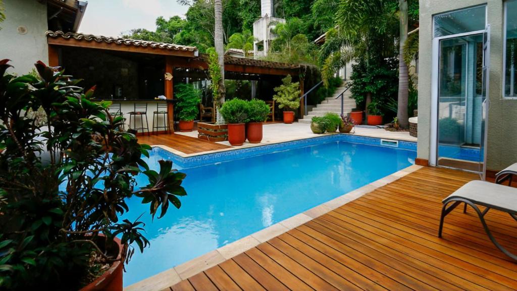 una casa con piscina e terrazza in legno di Sitio Cambara Iara Refugio tranquilo na natureza ad Atibaia