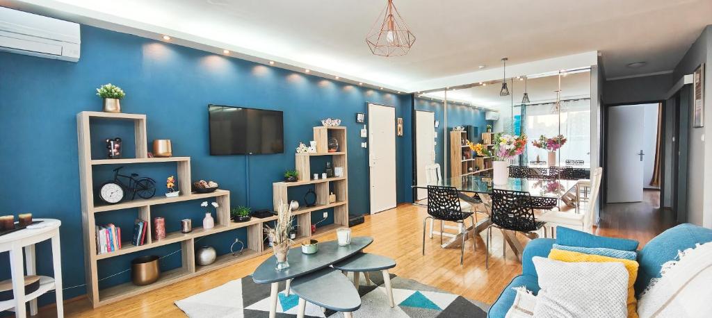 a living room with a blue wall at Appartement d'exception spacieux, 2 chambres, terrasse privée, vue Cathédrale imprenable in Strasbourg