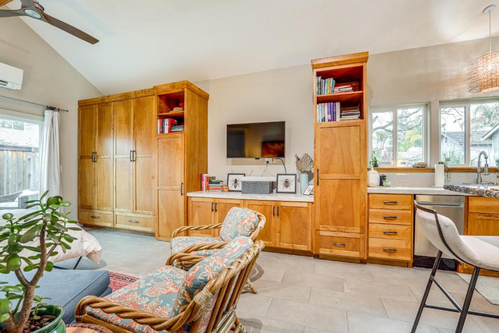 ウエスト・サクラメントにある2 Mi to Golden 1 Center Quiet Studio with Patioの木製のキャビネットとシンクを備えたキッチン