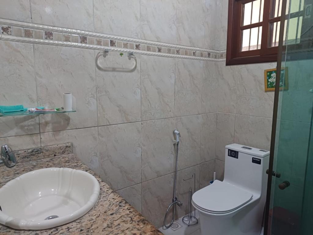 Um banheiro em Casa Centro Piscina