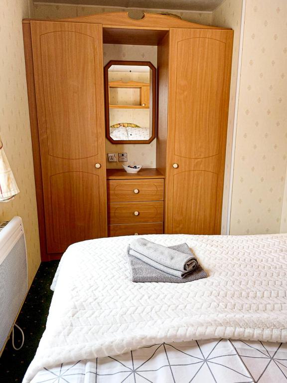 Postel nebo postele na pokoji v ubytování Domek holenderski Sosnowa