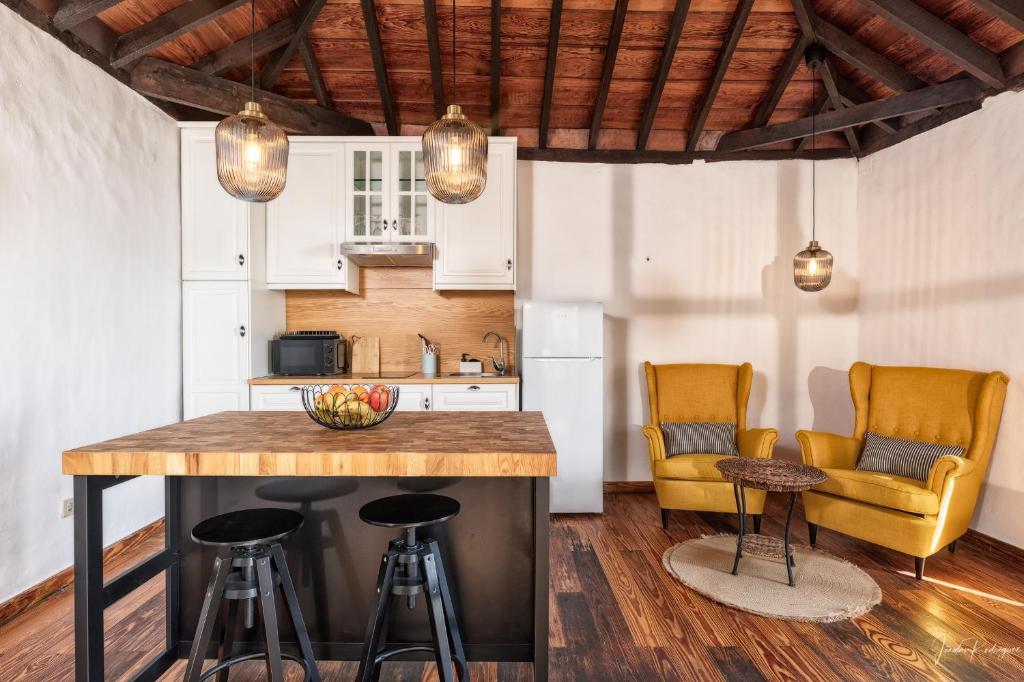 a kitchen with a table and two chairs at Succession by Huskalia in Breña Alta