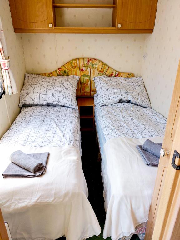 Postel nebo postele na pokoji v ubytování Domek holenderski Sosnowa