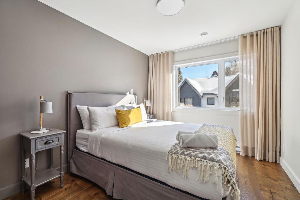 Llit o llits en una habitació de Condos Kamik Tremblant