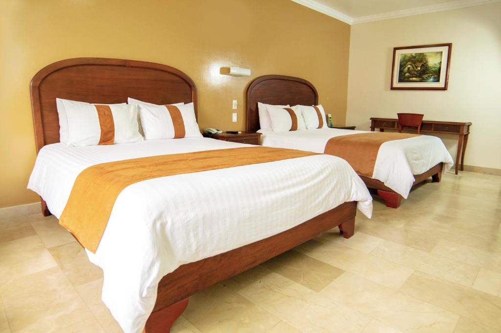 Gran Hotel De Lago - El Coca - Deluxe Double Room With Two Double Beds