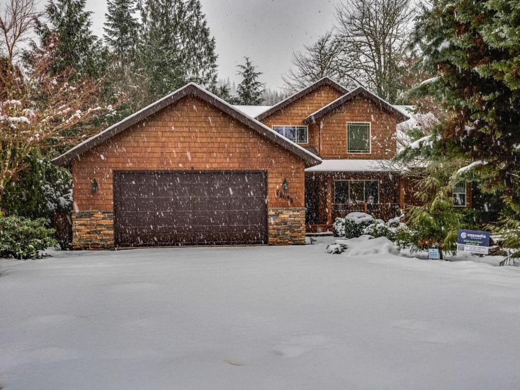 Το Brightside Retreat by Salmon River - Family Friendly Spacious Peaceful Deck τον χειμώνα