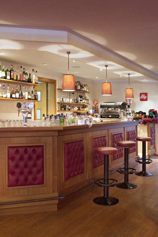 Lounge nebo bar v ubytování TH Corvara - Greif Hotel