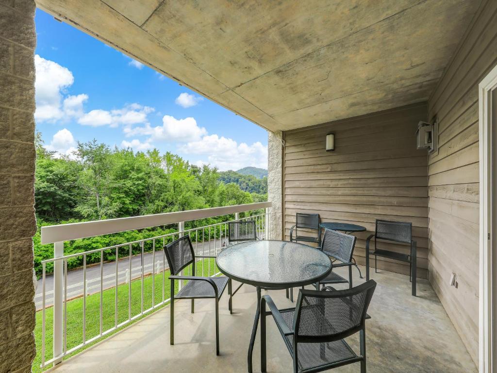 Балкон або тераса в Whispering Pines 424