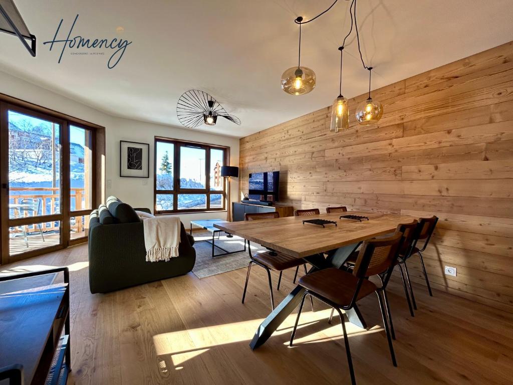 - un salon avec un mur en bois et une table en bois dans l'établissement Homency - Résidence L'Expression A11, à L'Alpe-d'Huez