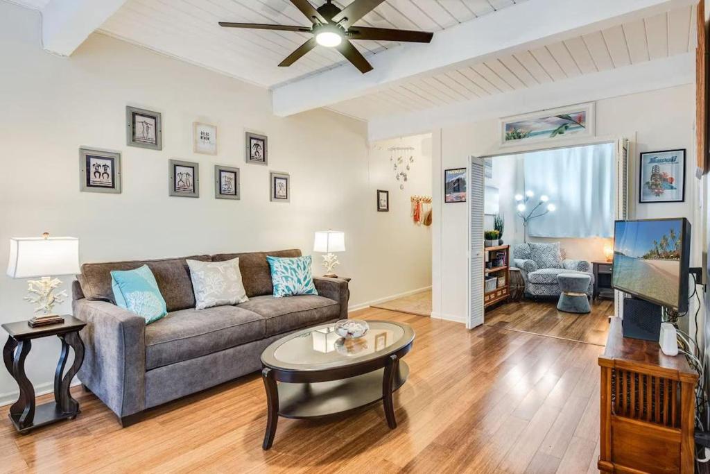 TV a/nebo společenská místnost v ubytování Kona Mansion C-208