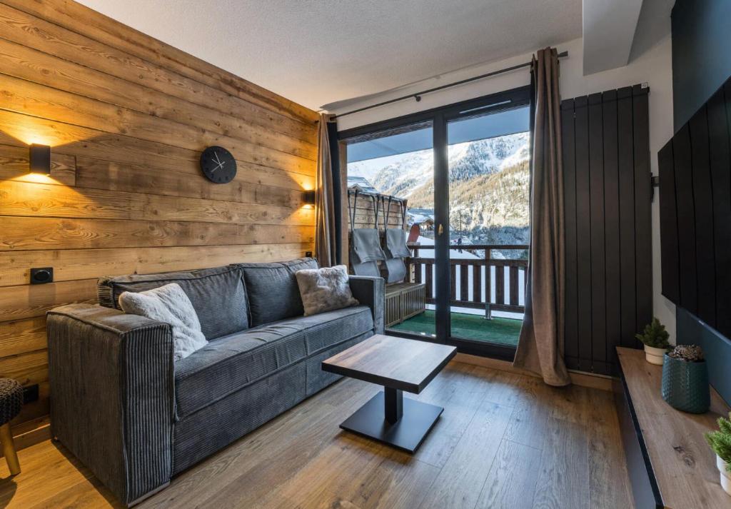 un salon avec un canapé et une table dans l'établissement Résidence Le Balcon Des Airelles - Appartement calme au cœur des Orres 1800 MAE-9434, aux Orres