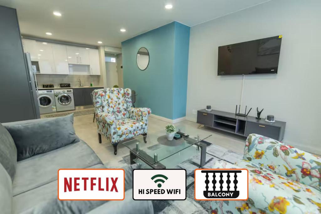 SummerstrandにあるBella Breeze Two Bedroom Apartmentのソファと椅子とテレビのあるリビングルーム