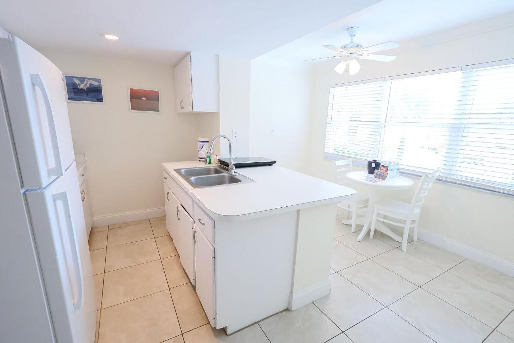 Kuchyň nebo kuchyňský kout v ubytování Siesta Key Beach Resort and Suites