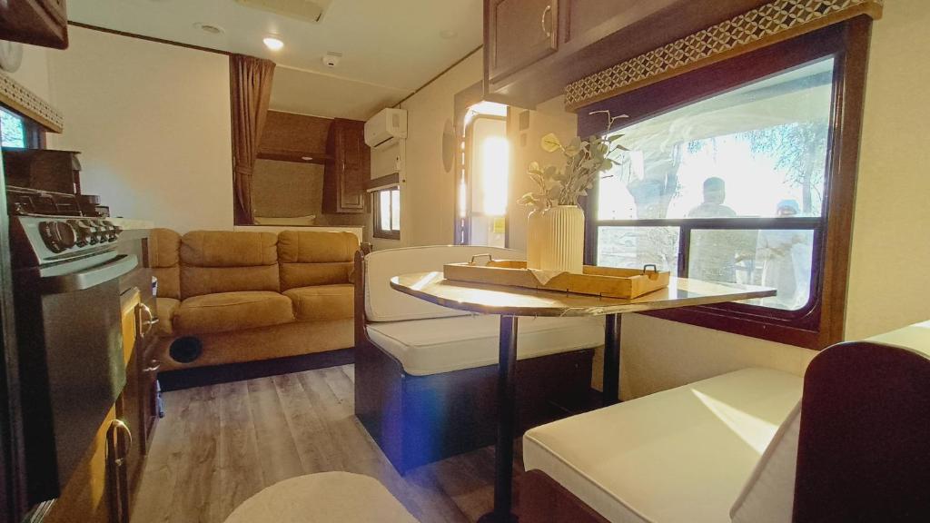 Kuchyň nebo kuchyňský kout v ubytování Rehla RV Camping Sarooj Park Al Ain