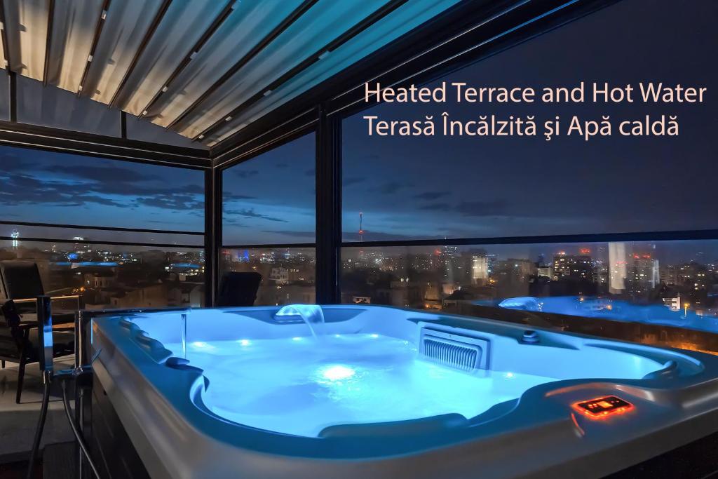 ein Whirlpool in einem Zimmer mit Blick auf die Stadt in der Unterkunft Crown Penthouse - Luxurious, Spa & Vista , by Uni88 ApartHotel in Bukarest