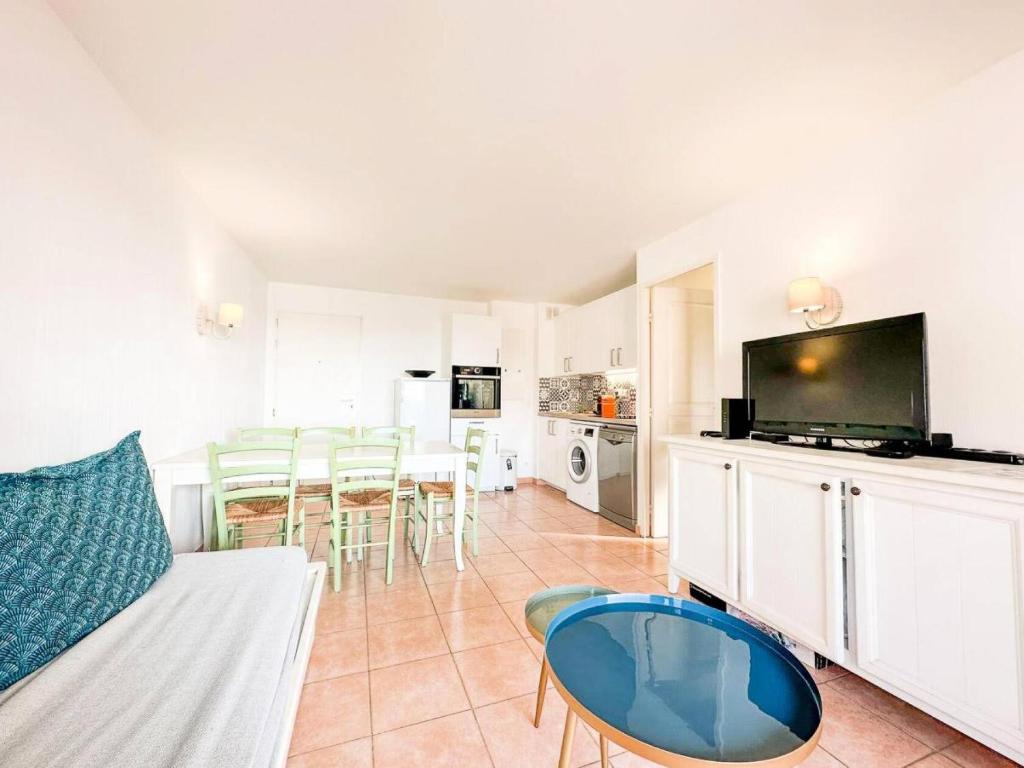 un salon avec un canapé et une télévision dans l'établissement Résidence Rivages - Superbe appartement 6 couchages face a la mer dans résidence avec piscine MAE-4991, à Six-Fours-les-Plages