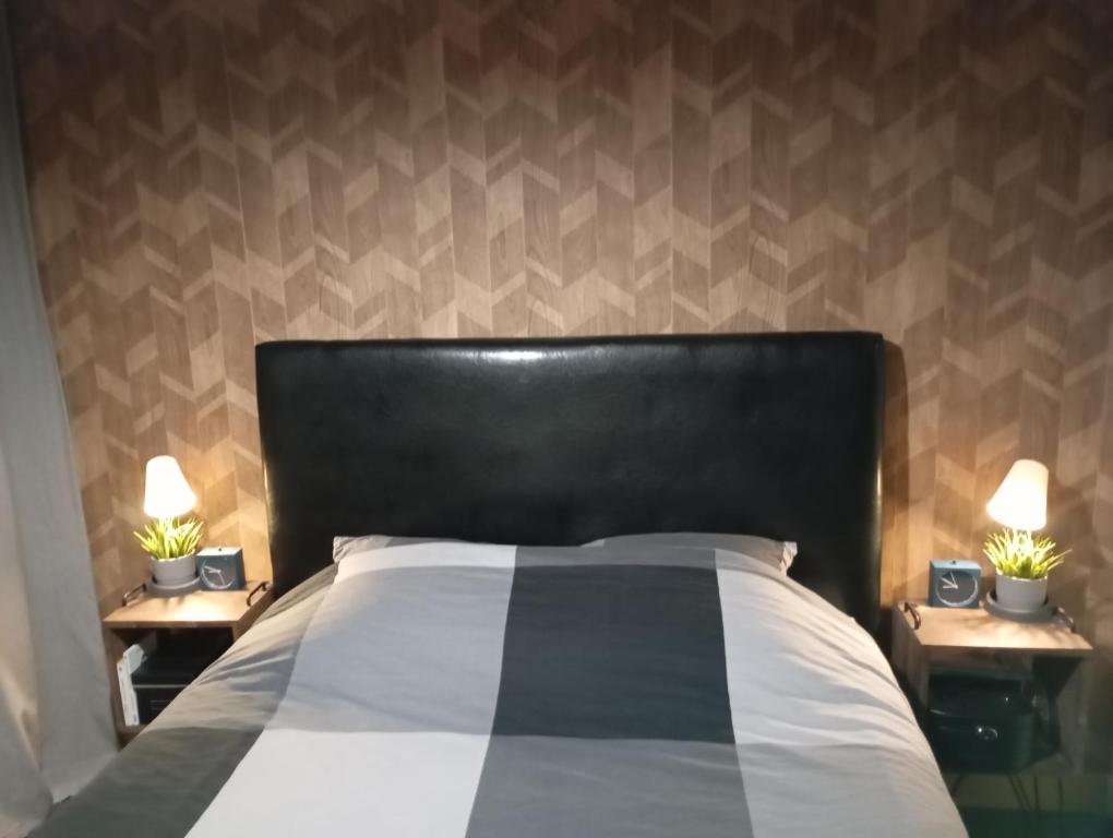 una camera da letto con un letto con due luci su due tavoli di Delpaulo a Olivet