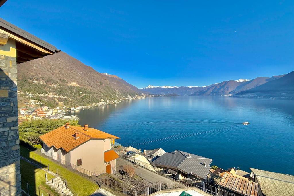 uitzicht op een groot waterlichaam met bergen bij Residence degli Oleandri 4B in Argegno