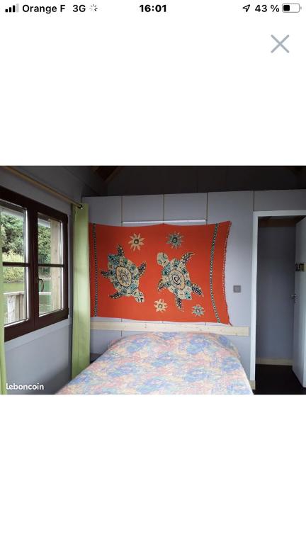une chambre avec un lit avec une tête de lit orange dans l'établissement Chalets flottants lac saint Étienne Cantales, à Saint-Gérons